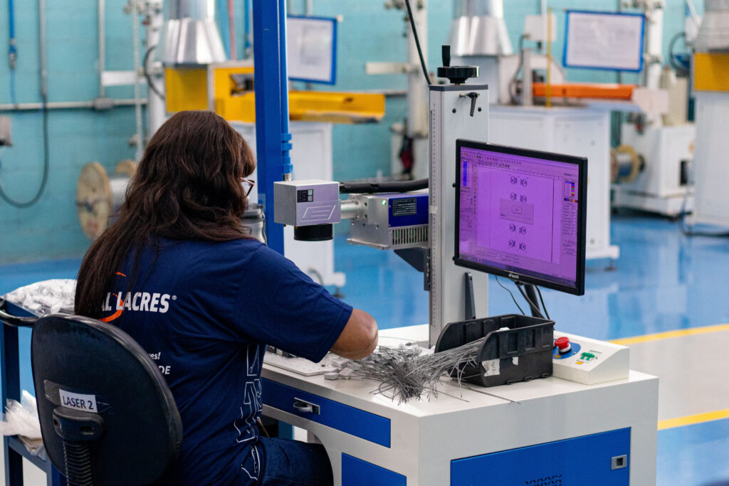 Como os Lacres de Segurança Otimizam a Logística e Reduzem Riscos no Transporte 6 Colaboradora representando como os Lacres de Segurança Otimizam a Logística e Reduzem Riscos no Transporte