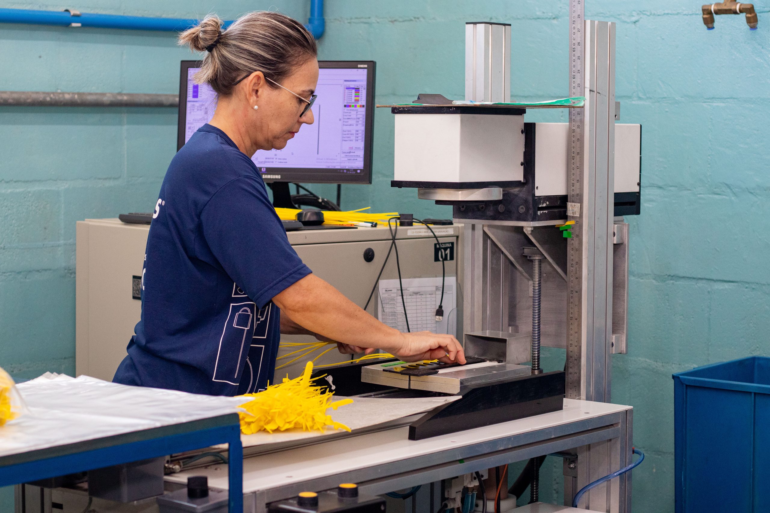 Funcionária da Seal Lacres produzindo lacre de segurança.