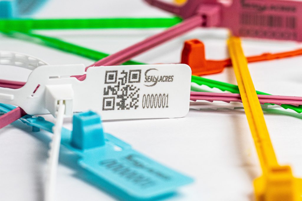 O lacre de segurança contra a contaminação na logística farmacêutica 1 seal lacres 73